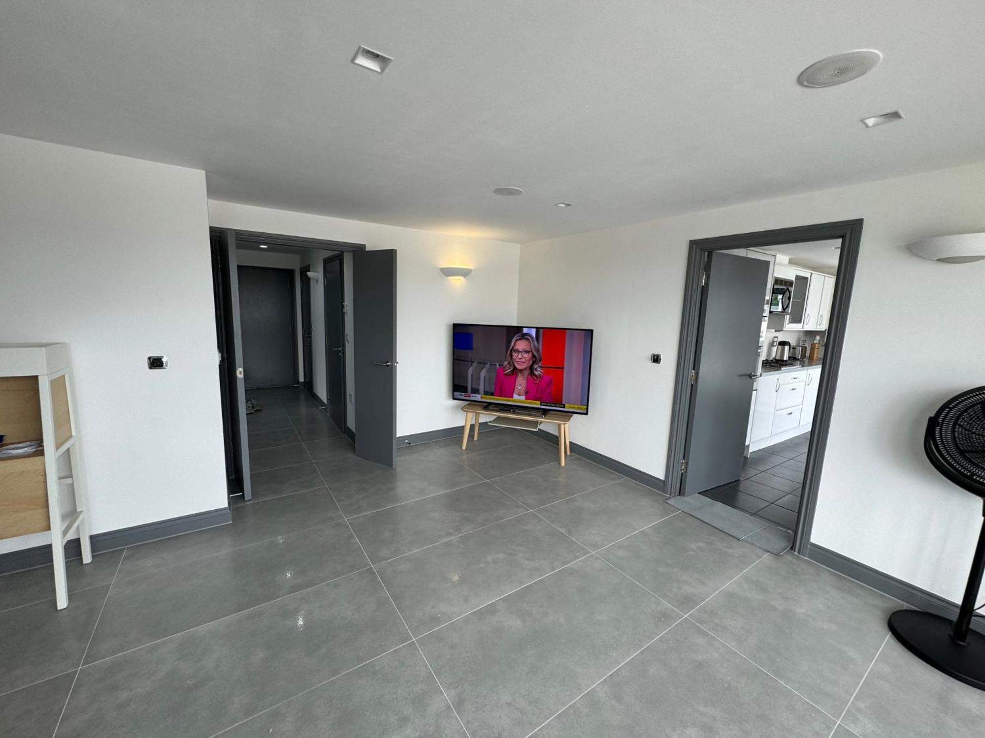 Long Letting - Luxurious 3 Bedroom Penthouse In City Centre - Parking Included! 切姆 外观 照片