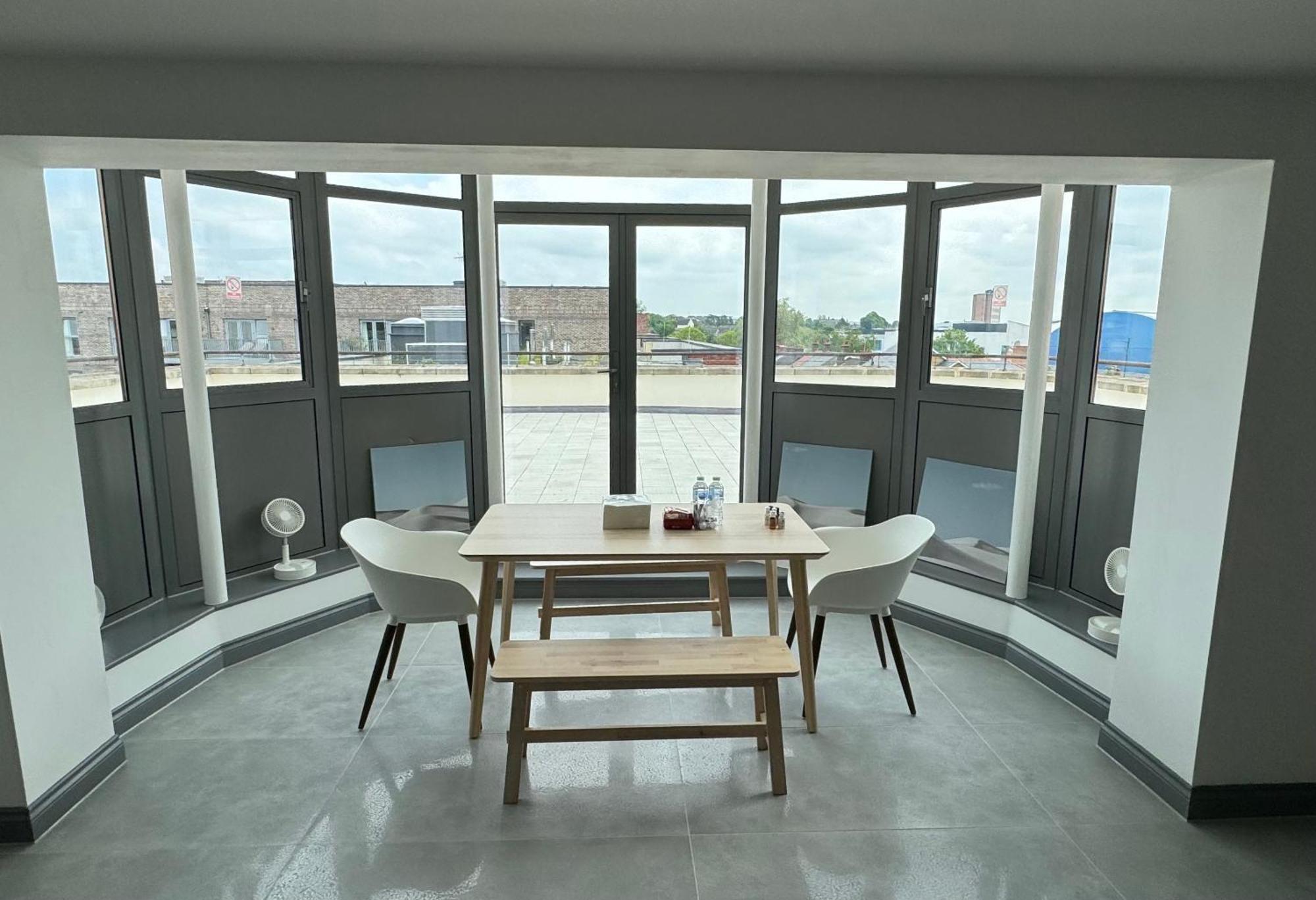 Long Letting - Luxurious 3 Bedroom Penthouse In City Centre - Parking Included! 切姆 外观 照片