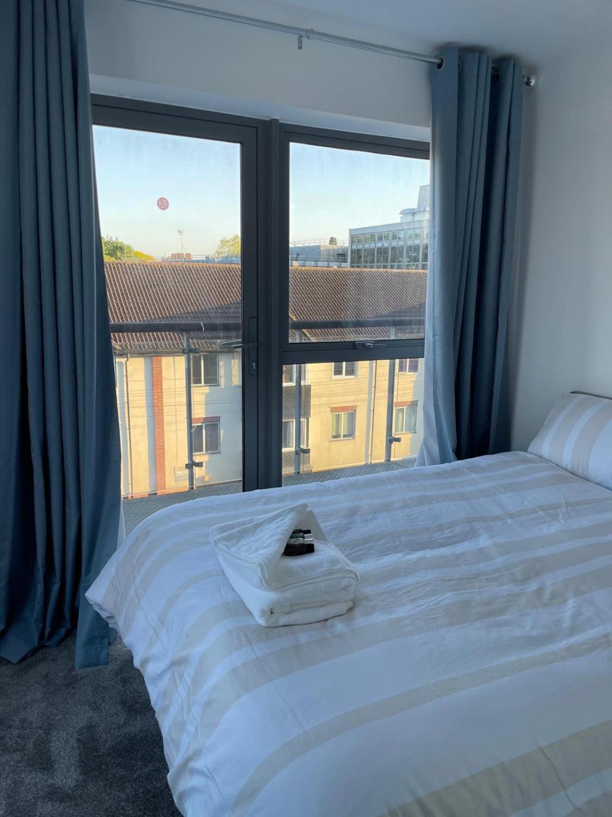 Long Letting - Luxurious 3 Bedroom Penthouse In City Centre - Parking Included! 切姆 外观 照片