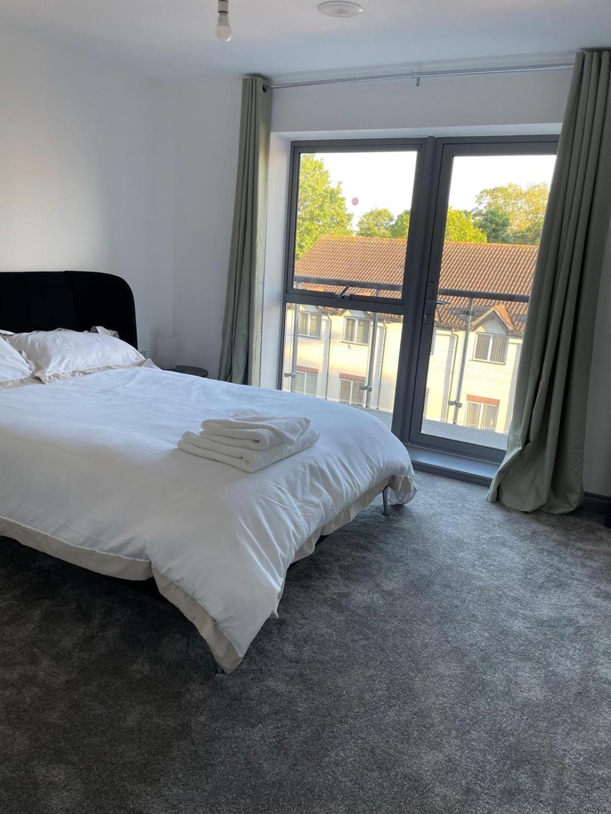 Long Letting - Luxurious 3 Bedroom Penthouse In City Centre - Parking Included! 切姆 外观 照片