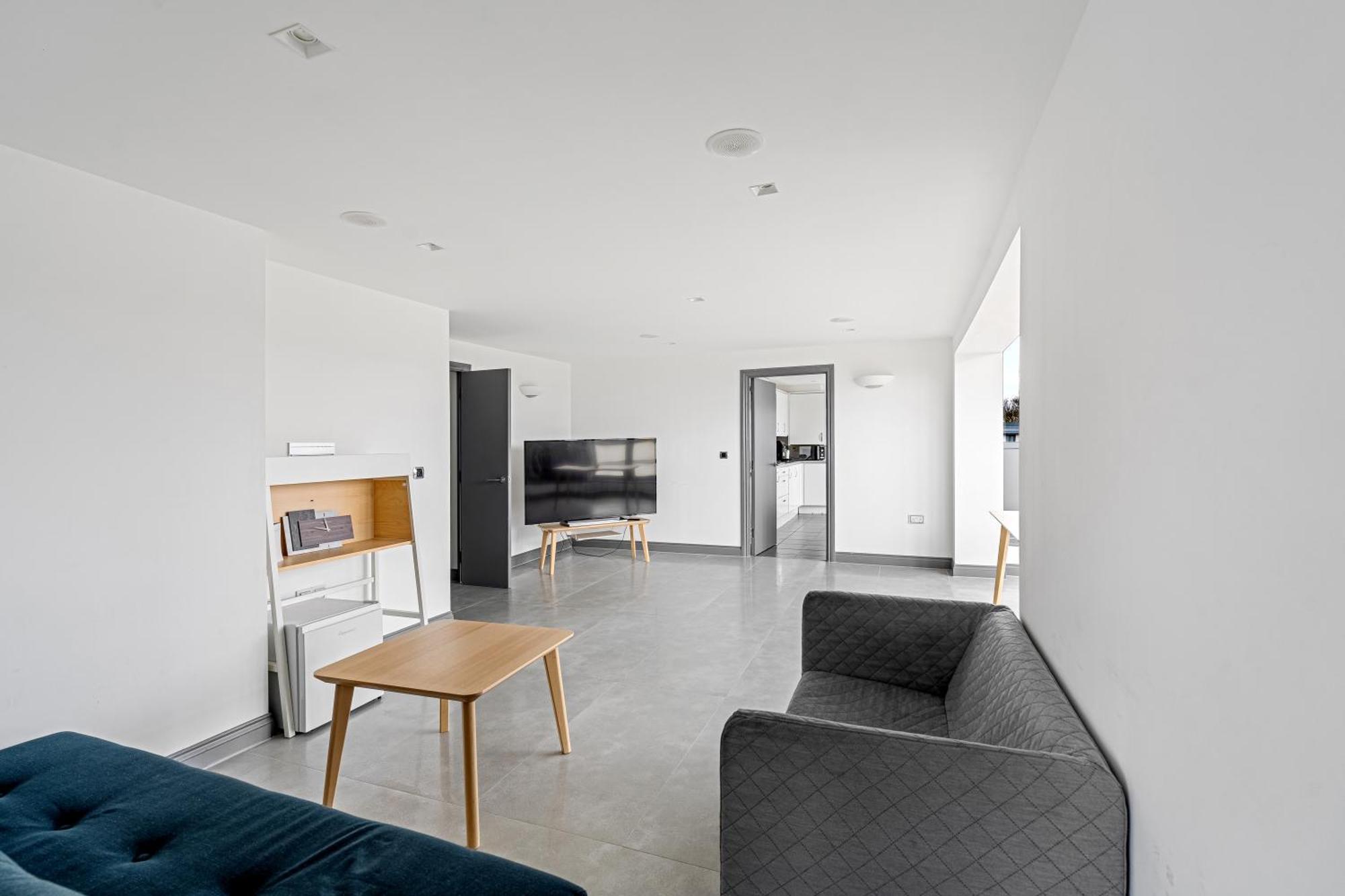 Long Letting - Luxurious 3 Bedroom Penthouse In City Centre - Parking Included! 切姆 外观 照片