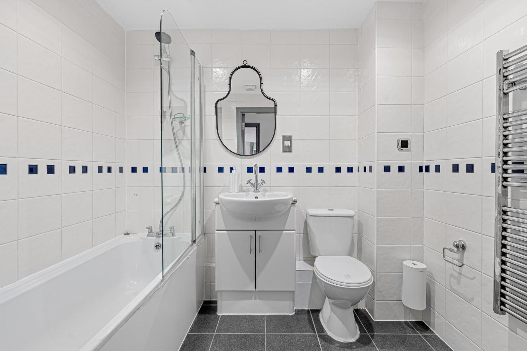 Long Letting - Luxurious 3 Bedroom Penthouse In City Centre - Parking Included! 切姆 外观 照片